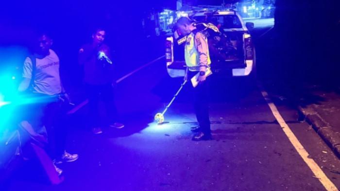 Olah TKP laka lantas di Jalan Nangka Selatan, tepatnya di depan Gang Paksimas KM 3, Dangin Puri Kaja, Denpasar Utara, Denpasar, Bali, pada Senin 8 Juni 2026 dini hari. Istimewa/Polresta Denpasar