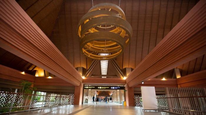 Ornamen khas Bali ditampilkan di Terminal Kedatangan Internasional Bandara I Gusti Ngurah Rai