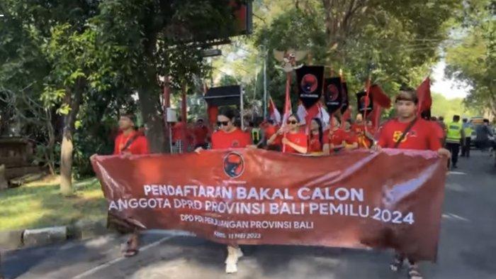 Parade Budaya Iringi Pendaftaran Bacaleg DPRD Bali dari PDIP Bali