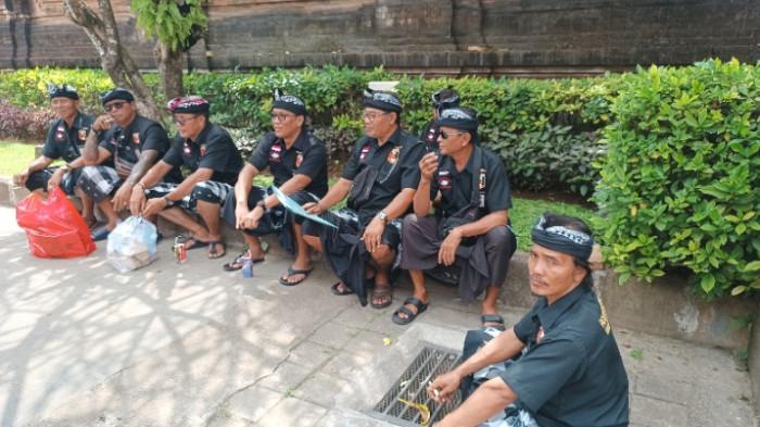 Pecalang berjaga di Kantor DPRD Denpasar saat anggota DPRD menggelar sidang