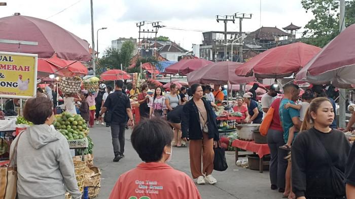 Pedagang pelataran Pasar Kumbasari berjualan di pelataran Pasar Badung pasca banjir. 90 Persen Pedagang Pasar Kumbasari Bali Terdampak Banjir Mulai Berjualan, Pemkot Lakukan Kajian