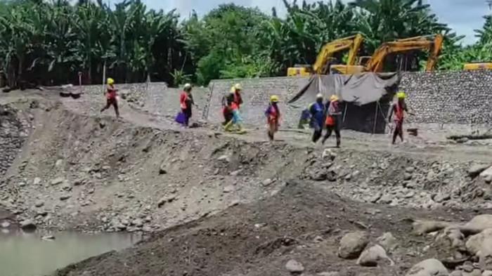 Pekerja proyek saat mengikuti simulasi tanggap darurat