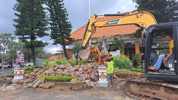 Pekerja sedang mengoperasikan alat berat pekerjaan proyek restorasi lobi Kantor Bupati Buleleng