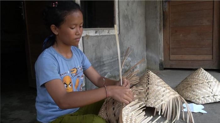 Menganyam Harapan di Balik Bambu Kukusan: Kisah Jatiasih, Si Guru Masa Depan dari Bangli