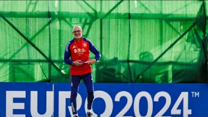 Pelatih-Timnas-Spanyol-Luis-de-la-Fuente-dalam-sesi-latihan-dengan-skuadnya.jpg