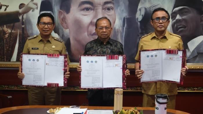 MOU - Pemerintah Provinsi Bali bersama Pemerintah Kabupaten Badung dan Pemerintah Kota Denpasar, resmi menandatangani perjanjian kerjasama pembangunan fasilitas Pengolahan Sampah menjadi Energi Listrik (PSEL) Denpasar Raya.