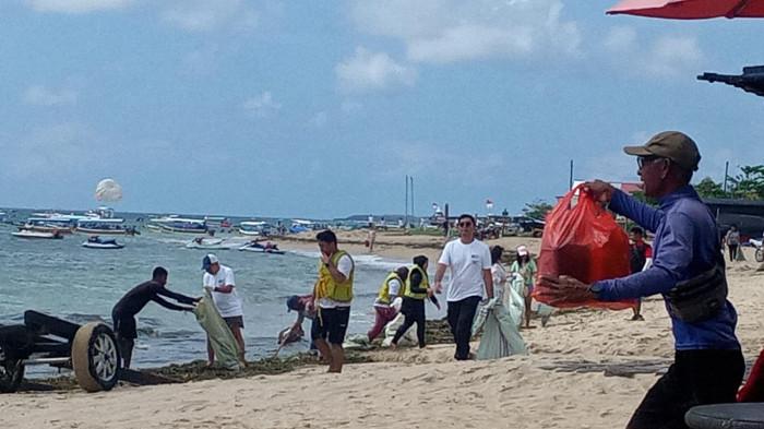 Sampah Menumpuk di Tanjung Benoa Bali, STT Banjar dan Komunitas Kompak Bergerak Membersihkan