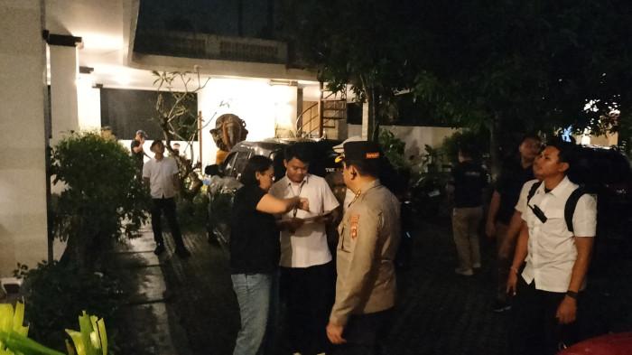 Penggerebekan di sebuah guest house kawasan Kedonganan, Kuta, Badung, pada Senin 27 April 2026 sore. Polresta Denpasar Bongkar Markas Penyekapan Puluhan WNA Calon Operator Scam di Kuta Bali