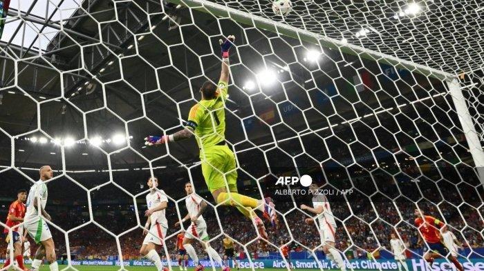 Penjaga-gawang-Italia-01-Gianluigi-Donnarumma-melihat-bola-melewati-mistar-gawangnya.jpg