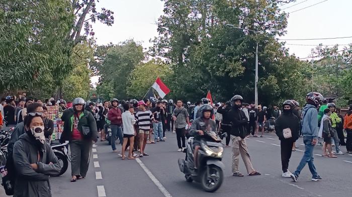 Massa Berkumpul Dekat DPRD Bali, TNI, Satpol PP Hingga Pecalang Lakukan Penjagaan