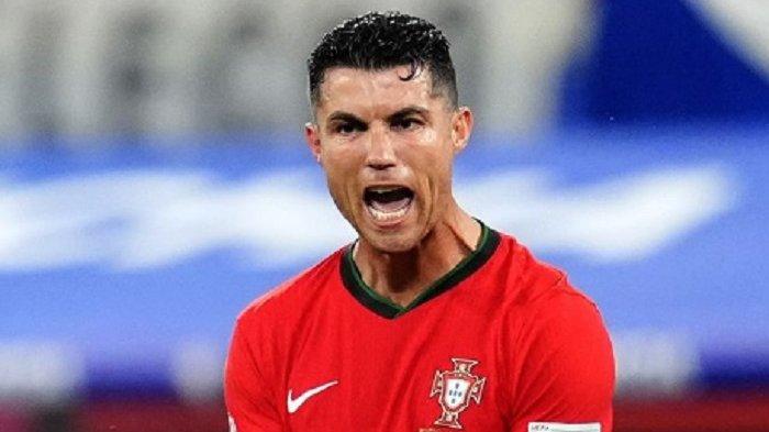 Penyerang-Portugal-Cristiano-Ronaldo-merayakan-seleberasi-bersama-timnya-setelah-mengalahkan-Ceko.jpg