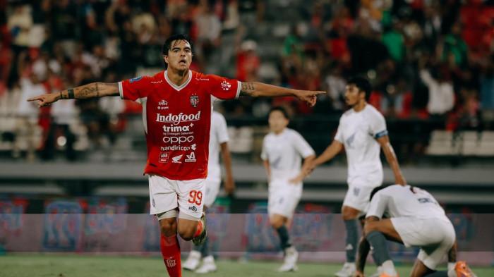 
SELEBRASI – Pemain Bali United Diego Campos selebrasi setelah mencetak gol pada laga Bali United versus PSM Makassar di Stadion Kapten I Wayan Dipta, Gianyar, Senin (27/4). Bali United menang dengan skor akhir 2-0.
