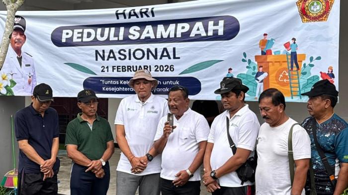 SAMBUTAN - Perbekel Desa Gulingan, I Ketut Winarya (tengah), memberikan sambutan sebelum kegiatan aksi bersih-bersih sampah plastik di wilayahnya, Minggu (22/2/2026).