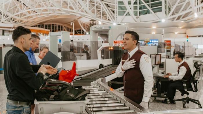 Petugas Avsec yang bertugas di Security Check Point (SCP) terminal keberangkatan Bandara I Gusti Ngurah Rai