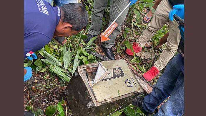 PENGECEKAN - Polisi mengecek brankas yang ditemukan di tegalan di Kecamatan Manggis, Karangasem, Bali, Senin (1/12/2025).