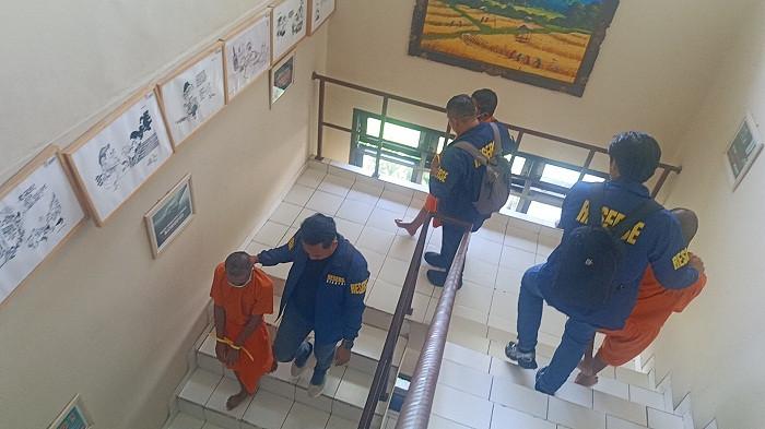 PEMBUNUHAN - Polres Gianyar, Bali saat menggiring pelaku pembunuh mandor proyek irigasi, Jumat 31 Oktober 2025.