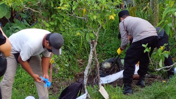 Polsek Abiansemal saat melakukan evakuasi mayat, yang ditemukan di lahan kosong wilayah Banjar Cabe, Darmasaba pada Selasa 12 Mei 2026.