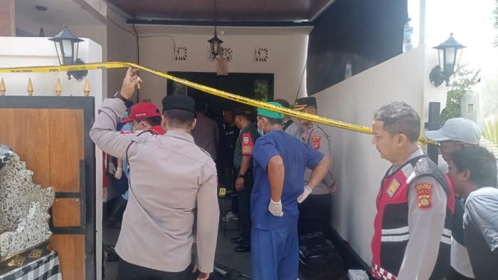 Olah TKP - Polsek Singaraja saat melakukan olah TKP pasca menerima informasi WNA mengakhiri hidup di teras rumah, Selasa (10/2/2026).