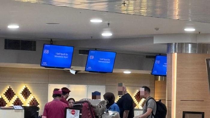 CEGAT - Proses deportasi ketiga WNA Irak yang menggunakan paspor palsu saat masuk Indonesia melalui Bandara I Gusti Ngurah Rai.