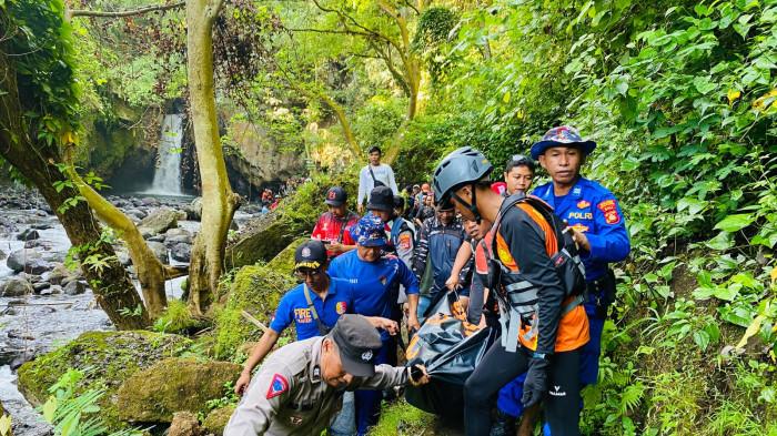 Evakuasi - Proses evakuasi jasad Ardianan dari air terjun Tembok Barak, Desa Sambangan, Buleleng. Minggu (26/4/2026). Korban Tenggelam Di Air Terjun Tembok Barak Bali Ditemukan Pada Kedalaman 7 Meter