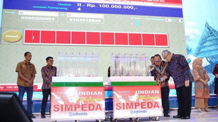 Nasabah bank bjb Bawa Pulang Hadiah Jutaan Rupiah pada Undian Nasional Simpeda di Makassar