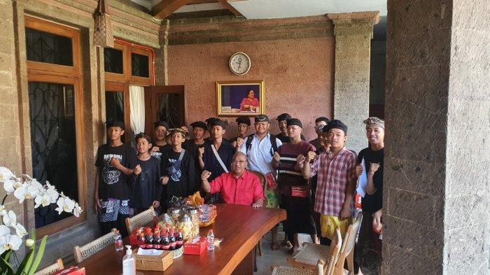 Dukung Kegiatan Puspa Sari Art Festival, Ketua DPRD Badung Putu Parwata Berikan Dana Motivasi