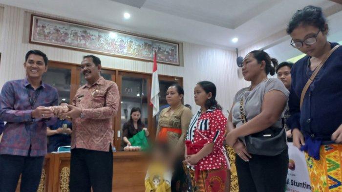 Komitmen Bantu Pemerintah Atasi Stunting, Radio Sonora Salurkan 8790 Butir Telur Ayam ke Klungkung