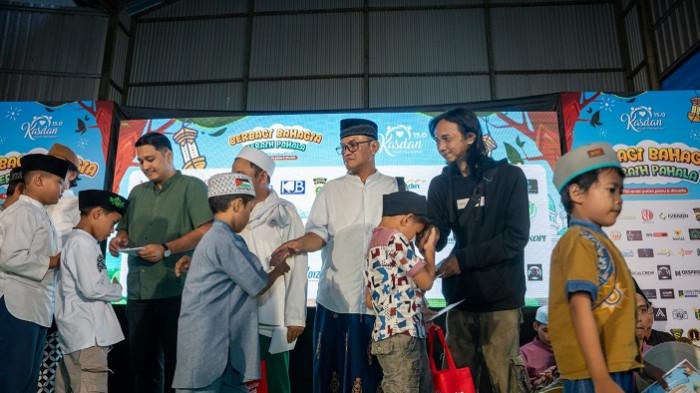 SANTUNAN KASDAN - Anak yatim piatu dan dhuafa menerima santunan dan bingkisan pada acara puncak Kasdan 15.0 2026 di Aula TVRI Bali pada Sabtu, 14 Maret 2026.