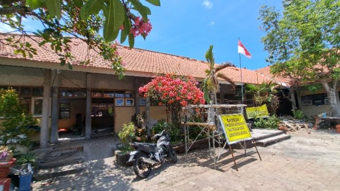 Ruang Kelas Direhab, Siswa SDN 2 Liligundi Buleleng Sementara Belajar di Selasar