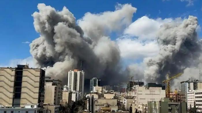 SERANGAN KE IRAN - Kepulan asap tebal terlihat menjulang di atas Iran pada hari Minggu (1/3/2026), hari kedua operasi tempur 'berskala besar' AS dan Israel.