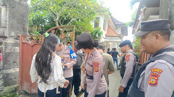 SIDANG - Suasana pengamanan di PN Bangli saat sidang kasus pembunuhan dengan terdakwa Mangku Luwes, Kamis 13 November 2025. Luwes divonis 20 tahun penjara.