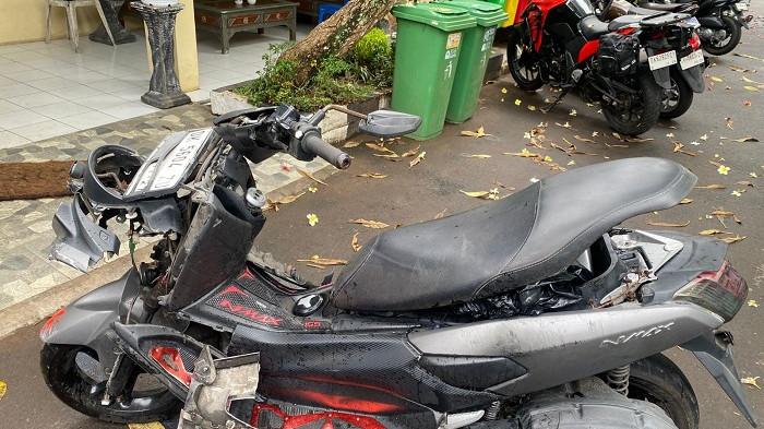 OLAH TKP - Satlantas Polres Jembrana saat melakukan olah TKP di lokasi kejadian lakalantas maut sebabkan satu orang perempuan muda meninggal dunia di Jalan Raya Denpasar-Gilimanuk wilayah Desa Dangin Tukadaya, Kecamatan Jembrana, Sabtu 8 November 2025 malam.