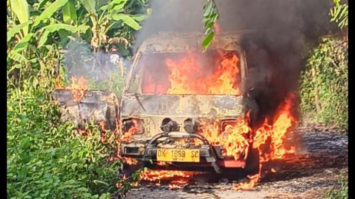 WARGA PANIK! Mobil Angkot Hangus Terbakar di Karangasem Diduga Akibat Korsleting