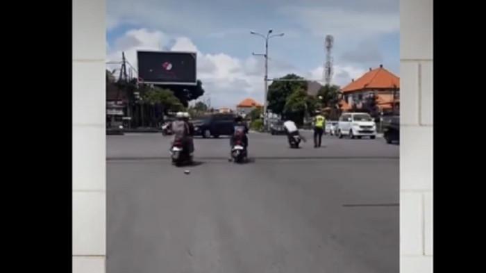 UGAL-UGALAN - Sebuah video yang memperlihatkan aksi ugal-ugalan seorang pengendara sepeda motor tanpa mengenakan helm di jalan raya viral di media sosial.