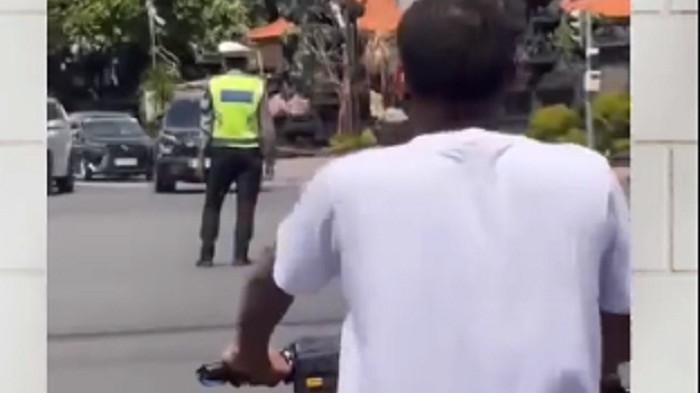 Sebuah video yang memperlihatkan aksi ugal-ugalan, seorang pengendara sepeda motor tanpa mengenakan helm di jalan raya viral di media sosial. 