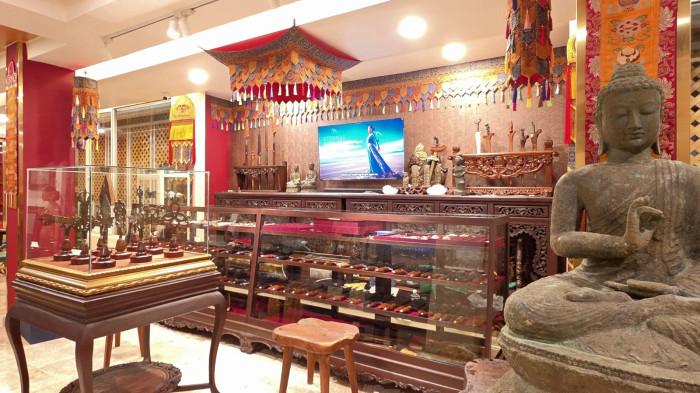 Koleksi benda antik bersejarah di Arka Amerta Antique Shop & Coffee. Secangkir Kopi dan Koleksi Antik, Cara Arka Amerta Dekatkan Sejarah Denpasar Bali ke Generasi Muda