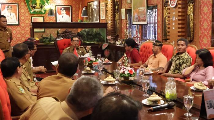 
TEMUI BUPATI - Sejumlah pemilik bangunan dan petani di Jatiluwih menemui Bupati Tabanan Bupati Tabanan Komang Gede Sanjaya, Senin (8/12).
