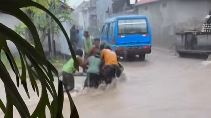 Badung Diguyur Hujan, Jalan Denpasar-Singaraja Kebanjiran, Sejumlah Pohon Tumbang