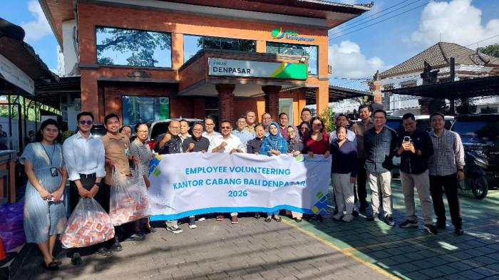 Semangat berbagi di bulan suci Ramadan, ditunjukkan jajaran pegawai Kantor BPJS Ketenagakerjaan Cabang Bali Denpasar, melalui kegiatan Employee Volunteering dengan membagikan takjil kepada masyarakat. 