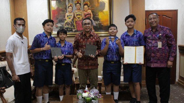 Buat Keramik dari Abu Styrofoam, 4 Siswa SMPN 1 Denpasar Raih Medali Emas di Thailand's Investor Day