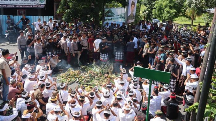 UPACARA - Situasi di Desa Adat Bugbug, Karangasem, Bali, saat digelar upacara Muu-muu, Jumat (16/1/2026). Situasi sempat memanas.