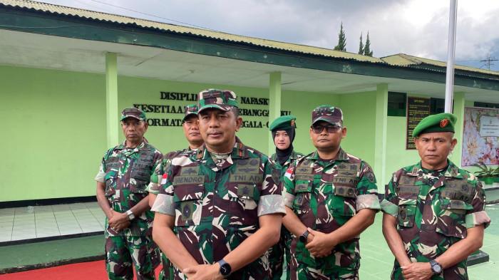 Caption foto : Danrem 161/Wira Sakti, Brigjen TNI Hendro Cahyono saat menyampaikan keterangan kasus prajurit.