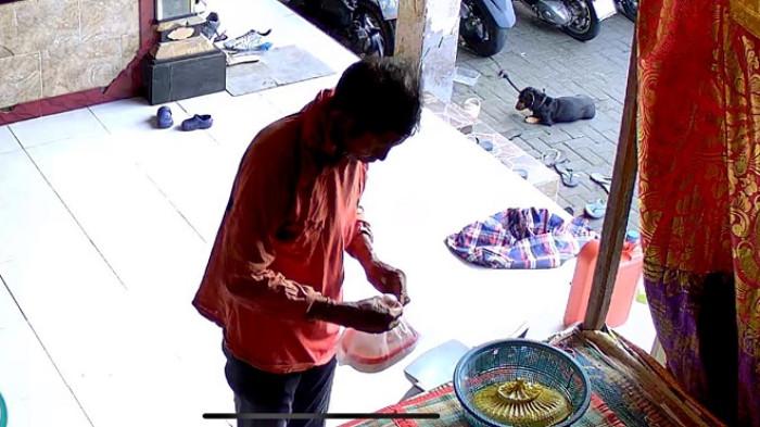 HILANG - Sosok I Wayan Dana terekam CCTV di rumahnya saat hendak berangkat melaut.