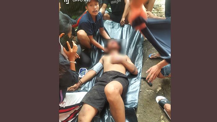 
Evakuasi - Wayan Sridana dievakuasi warga setelah terjatuh dari tebing 20 meter saat menonton evakuasi jenazah Gede Putra.