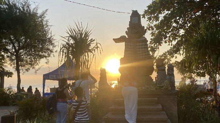 Banyu Pinaruh Sambil Lihat Sunrise, Pantai Sindhu Sudah Ramai Sejak Subuh