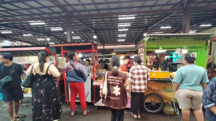Suasana pasar malam di pelataran timur Pasar Badung Denpasar. Pasca Banjir, Kuliner Malam Pasar Badung Denpasar Bali Kembali Menggeliat, Ada 60 Pedagang