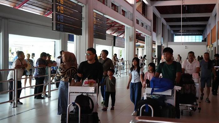 TERMINAL DOMESTIK - Suasana terminal kedatangan domestik Bandara Internasional I Gusti Ngurah Rai-Bali pada Senin (22/12/2025).