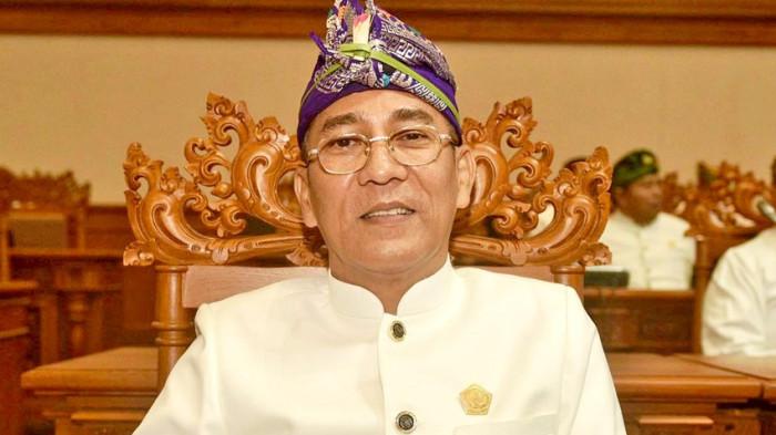 Tokoh masyarakat Bali yang juga politisi kawakan dari Partai Golkar A.A. Susruta Ngurah Putra mengatakan Pemprov Bali, tidak bisa melarang masyarakat untuk memproduksi dan menjual Air Minum Dalam Kemasan (AMDK) yang sudah memiliki izin edar dari pemerintah pusat.
