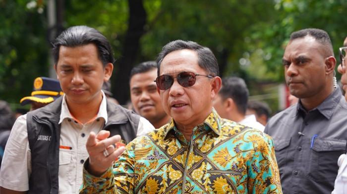 TINJAU LOKASI – Mendagri Tito Karnavian usai meninjau lokasi kebakaran gedung di Jalan Letjen Suprapto, Cempaka Putih, Jakarta pada Rabu (10/12/2025). Mendagri memberikan perhatian terhadap beberapa isu, evaluasi Pemda, DOB, TKD, hingga Percepatan Pembangunan Papua.