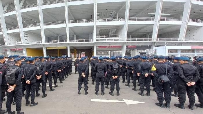 Timnas Indonesia vs Kamboja Hari Ini di Piala AFF 2022 : TNI-Polri Berjaga di Luar Stadion SUGBK
